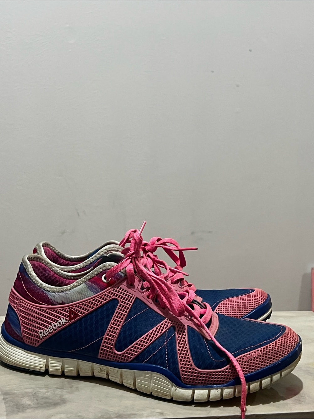 Reebok Women’s Navy & Pink Athletic Training Sneakers great for crossfit 8.5